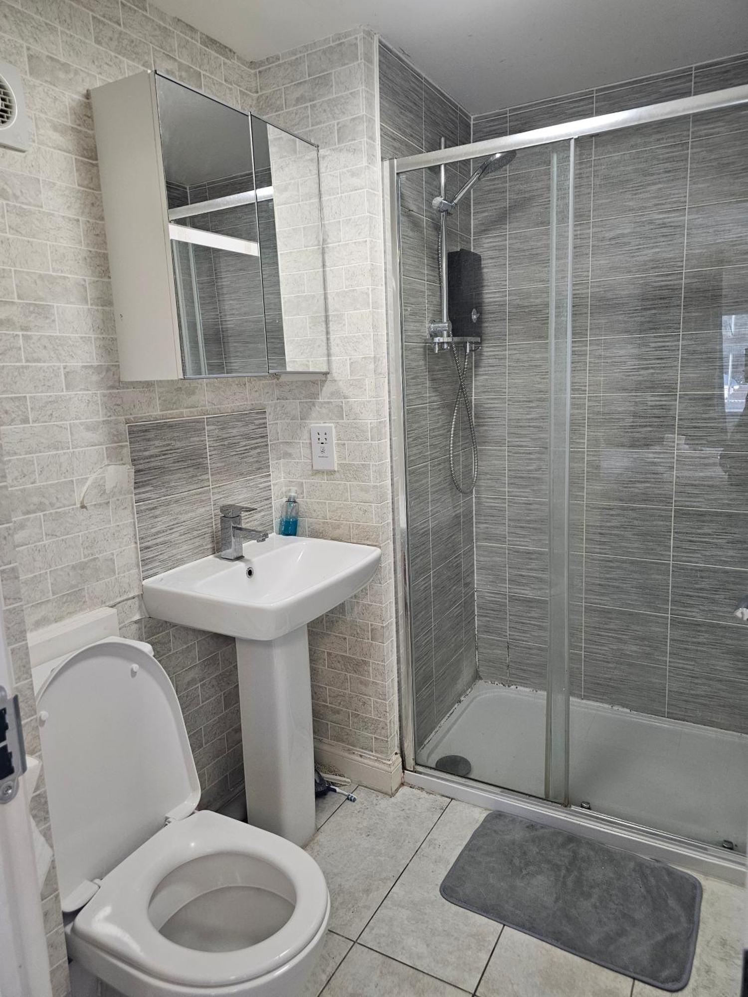 Проживание в семье Ensuite Doubleroom With Private Toilet And Bathroom In Дартфорд