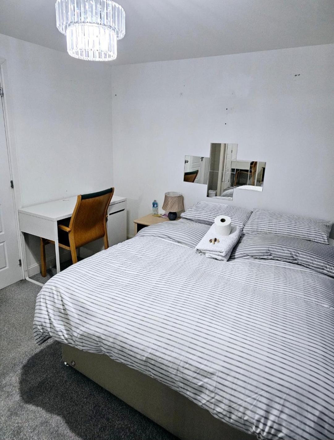 Проживание в семье Ensuite Doubleroom With Private Toilet And Bathroom In *